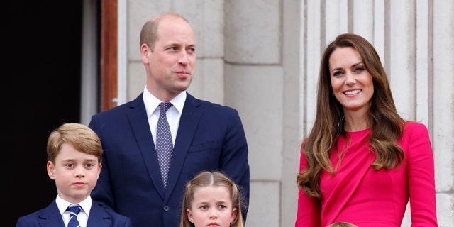 Kate deu à luz seu primeiro filho, o príncipe George, em julho de 2013. George foi seguido por sua irmã, a princesa Charlotte, em maio de 2015, e o irmão mais novo, o príncipe Louis, em abril de 2018.
