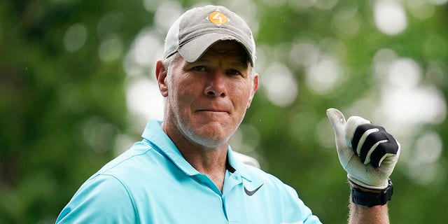 El exjugador de la NFL Brett Favre deja el décimo lugar de salida durante el Celebrity Foursome en la segunda ronda del Campeonato de Seguros Familiares de EE. UU. en University Ridge Golf Club el 11 de junio de 2022 en Madison, Wisconsin. 