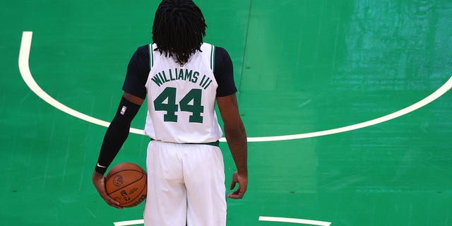Robert Williams III dei Boston Celtics si prepara a sparare un tiro libero contro i Golden State Warriors durante il primo trimestre del gioco 6 delle finali NBA 2022 al TD Garden il 16 giugno 2022 a Boston. 