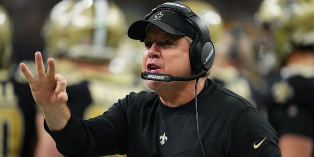 El entrenador en jefe de los New Orleans Saints, Sean Payton, reacciona durante un juego contra los Miami Dolphins en el Caesars Superdome el 27 de diciembre de 2021 en Nueva Orleans. 