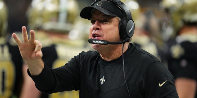 Główny trener New Orleans Saints, Sean Payton, reaguje podczas meczu z Miami Dolphins na stadionie Caesars Superdome, 27 grudnia 2021 r., Nowy Orlean. 