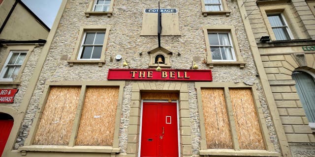   Windows of a pub with closed doors to customers are boarded up in Shepton Mallet, Somerset, England, 25 July 2022.  A quarter of his pubs have closed in the UK since 2000, with a total of over 13,000 pubs closed. 