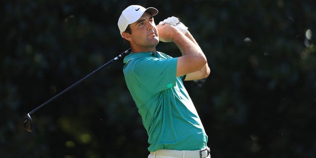 Scottie Scheffler, des États-Unis, joue son tir du 17e tee lors de la dernière manche du Tour Championship au East Lake Golf Club le 28 août 2022, à Atlanta.