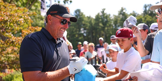 Teamkapitän Phil Mickelson von Hy Flyers GC gibt am dritten Tag des LIV Golf Invitational – Boston auf dem The Oaks-Golfplatz im The International am 4. September 2022 in Bolton, Massachusetts, Autogramme für Fans auf dem Übungsplatz. 