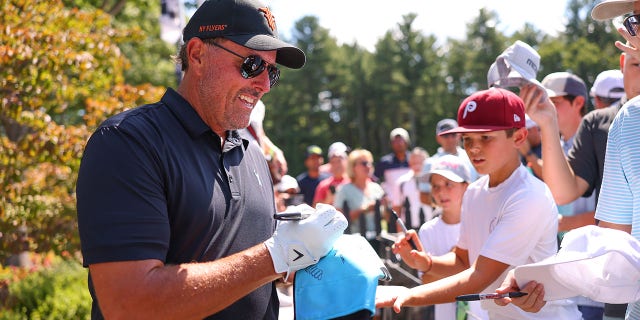 Team Captain Phil Mickelson of the Hy Flyers GC signs autographs for fans along the driving range during Day 3 of the LIV Golf Invitational - Boston at The International's The Oaks Golf Course in Bolton, Massachusetts on September 4, 2022. doing. 