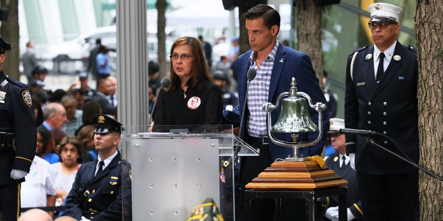 Os nomes das vítimas do ataque terrorista de 11 de setembro são lidos durante a cerimônia anual de comemoração do 11 de setembro no Memorial e Museu Nacional do 11 de setembro em 11 de setembro de 2022, na cidade de Nova York. 