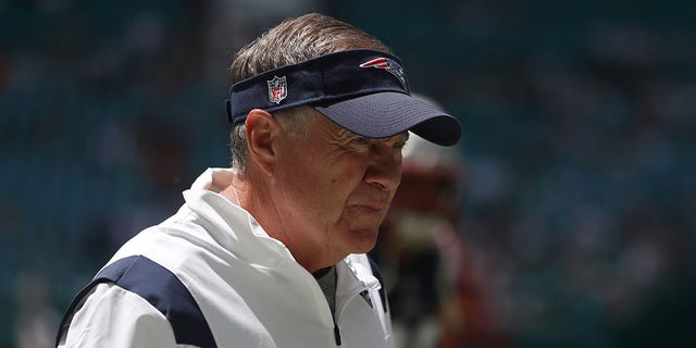 New England Patriots baş antrenörü Bill Belichick, 11 Eylül 2022, Miami Gardens, Fla'daki Hard Rock Stadium'da Miami Dolphins'e karşı bir maçtan önce. 