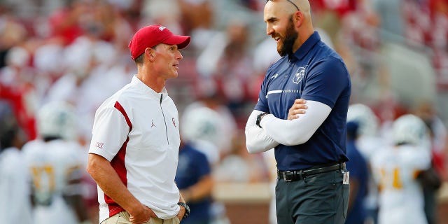 Huấn luyện viên trưởng của Oklahoma Sooners Brent Venables, bên trái, nói chuyện với huấn luyện viên trưởng Sean Lewis của Kent State Golden Fl Flash trước trận đấu của họ tại Sân vận động Gaylord Family Oklahoma Memorial vào ngày 10 tháng 9 năm 2022 ở Norman, Oka. Oklahoma thắng 33-3.