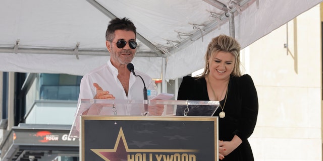 Simon Cowell abordou o significado da localização da estrela de Clarkson, dada a proximidade de onde ela ganhou "ídolo americano" 20 anos atras.