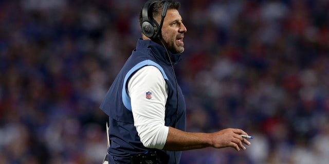 Il capo allenatore Mike Vrabel dei Tennessee Titans guarda contro i Buffalo Bills durante il primo trimestre della partita all'Highmark Stadium il 19 settembre 2022 a Orchard Park, New York.