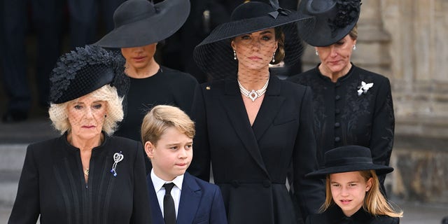 (LR) Camilla, Rainha Elizabeth, Meghan, Duquesa de Sussex, Príncipe George de Gales, Catherine, Princesa de Gales, Princesa Charlotte de Gales e Sophie, Condessa de Wessex durante o funeral de Estado da Rainha Elizabeth II na Abadia de Westminster em 19 de setembro, 2022 em Londres. 