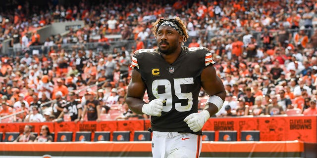 # 95 Myles Garrett de los Cleveland Browns corre por el campo en el medio tiempo contra los New York Jets en FirstEnergy Stadium el 18 de septiembre de 2022 en Cleveland, Ohio. 