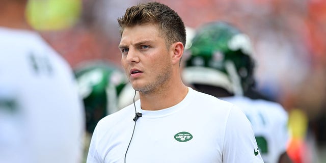 Zach Wilson watching his New York Jets against the Browns at FirstEnergy Stadium on Sept. 18, 2022, in Cleveland, Ohio.