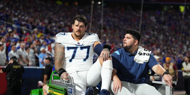 Taylor Lewan #77 de los Tennessee Titans es expulsado del campo luego de sufrir una lesión contra los Buffalo Bills en el Highmark Stadium el 19 de septiembre de 2022 en Orchard Park, Nueva York. 