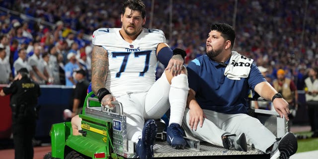 Taylor Lewan #77 de los Tennessee Titans es expulsado del campo luego de sufrir una lesión contra los Buffalo Bills en el Highmark Stadium el 19 de septiembre de 2022 en Orchard Park, Nueva York. 