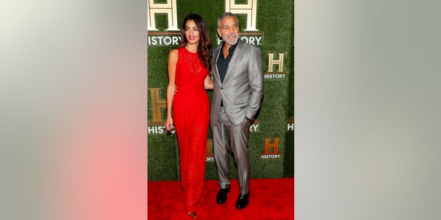 George et Amal Clooney sont apparus sur "Matins CBS" pour promouvoir leur nouvelle cérémonie de remise de prix, les premiers Albie Awards de la Clooney Foundation for Justice.