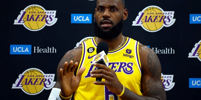 LeBron James, #6 dari Los Angeles Lakers, berbicara kepada media selama hari media Los Angeles Lakers di UCLA Health Training Center pada 26 September 2022 di El Segundo, California.