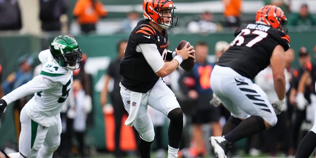 Joe Burrow of the Cincinnati Bengals scrambles against the New York Jets on Sept. 25, 2022 in East Rutherford, New Jersey.