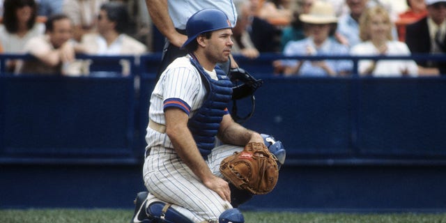 New York Mets John Stearns, n. 12, durante la partita contro Houston Astros allo Shea Stadium di Flushing, New York, 28 maggio 1982