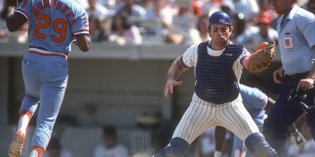 John Stearns, n. 12 dei New York Mets, in azione contro i St. Louis Cardinals durante una partita della Major League Baseball intorno al 1978 allo Shea Stadium nel quartiere Queens di New York City.  Stearns ha giocato per i Mets dal 1975 al 1984. 