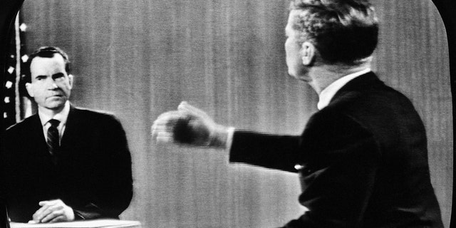Beeld op tv-scherm van de presidentiële debatten tussen vice-president Richard Milhous Nixon, links, en senator John F. Kennedy terwijl Kennedy een punt maakt.