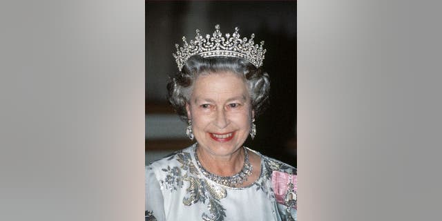 Le 10 juin 1992, la reine Elizabeth II sourit lors d'une visite royale à Paris. Elle portait une robe de soirée blanche brodée d'argent conçue par Ian Thomas et Queen Mary Girls de Grande-Bretagne et d'Irlande Tiara.