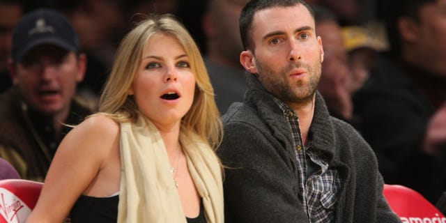 Adam Levine, o zamanki kız arkadaşı Rebecca ile görüntülendi. "Becky" 2008'de Ginos. Alanna Zabel, Instagram hikayesinde Ginos'a atıfta bulundu.
