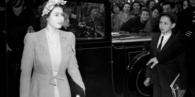 Sur cette vieille photo, la princesse Elizabeth arrive sur la nouvelle scène pour un spectacle de la Old Vic Company de