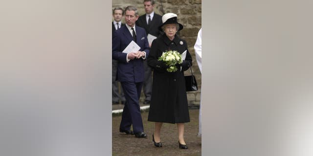 A rainha britânica Elizabeth II e o príncipe Charles são fotografados em 2001 após um serviço memorial para aqueles que morreram nos ataques terroristas de 11 de setembro em Nova York. 