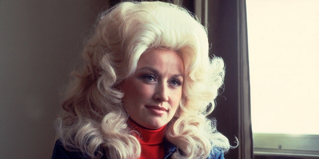 Dolly Parton met the queen in 1977 when she performed in London. She praised the queen for being graceful and strong.