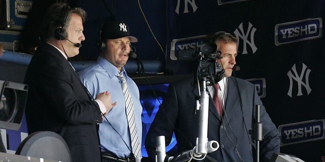 Michael Kay (solda) ve Al Leiter (sağda), Bronx'ta resmi olmayan Roket Günü'nde EVET standında Roger Clemens'i (ortada) ağırlıyor.  Clemens, 2007 sezonunun geri kalanında Yankees için sahaya çıkmak için 18 milyon dolarlık sözleşme imzaladı.  