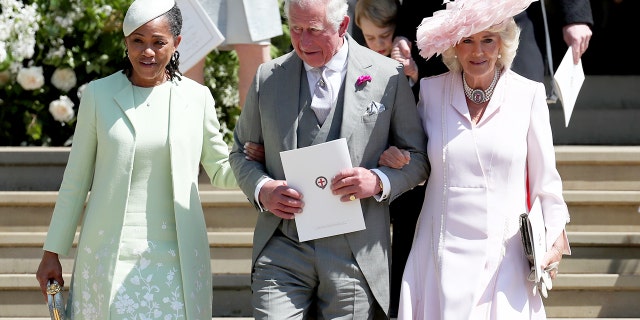 Des de l'esquerra: Doria Ragland (la mare de Meghan Markle), el rei Carles III i la reina consort Camilla després del casament del príncep Harry i Meghan Markle.