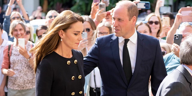 El príncep Guillem, príncep de Gal·les i Catherine, princesa de Gal·les, arriben per reunir-se i donar les gràcies als voluntaris i al personal operatiu el 22 de setembre de 2022 a Windsor, Regne Unit.