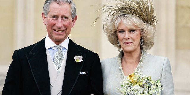Llavors el príncep de Gal·les, el rei Carles III, i després la duquessa de Cornualla, Camilla, ara reina consort, amb un vestit de seda de Robinson Valentine i un tocat de Philip Treacy, abandonen el servei de pregària i dedicació beneint el seu matrimoni al castell de Windsor a Berkshire. , Anglaterra, el 9 d'abril de 2005.