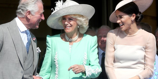 Von links nehmen König Charles III. (damals Prinz von Wales), Queen Consort Camilla (damals Herzogin von Cornwall) und Meghan, Herzogin von Sussex, an der Schirmherrschaftsfeier zum 70. Geburtstag des Prinzen von Wales teil, die am 22. Mai im Buckingham Palace in London abgehalten wird , 2018.