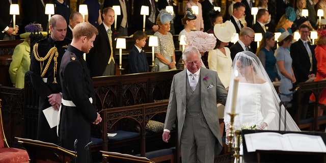 Король Чарльз, в то время принц Уэльский, проводил Меган Маркл под венец в день ее свадьбы, когда ее отец Томас Маркл не мог присутствовать из-за проблем со здоровьем.