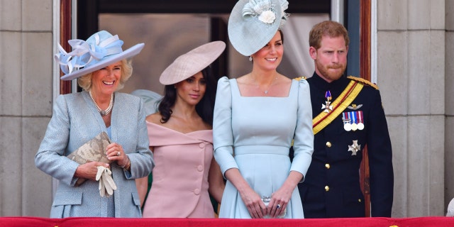 Von links: Queen Consort Camilla (damals Herzogin von Cornwall); Meghan, Herzogin von Sussex; Catherine, Prinzessin von Wales (damals die Herzogin von Cambridge); und Prinz Harry, Herzog von Sussex, stehen während der Trooping the Colour-Parade in London am 9. Juni 2018 auf dem Balkon des Buckingham Palace.
