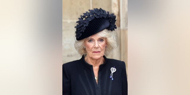 Camilla, reine consort, vue lors des funérailles nationales de la reine Elizabeth II à l'abbaye de Westminster le 19 septembre 2022 à Londres.  En février, le défunt monarque a exprimé une "souhait sincère" que la femme de Charles, Camilla, soit connue comme reine consort lorsque son fils lui succède.