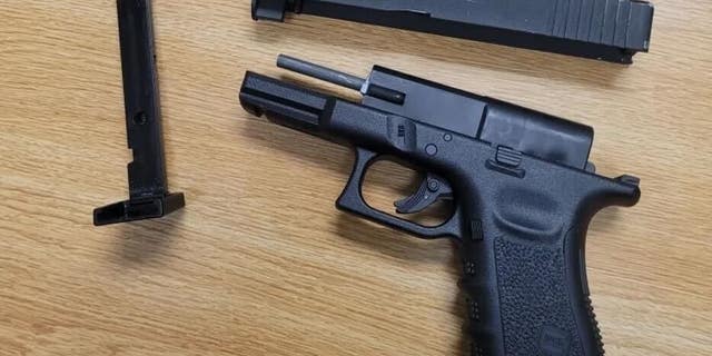 Vendredi, la police a également trouvé un pistolet BB déguisé en Glock dans un autre lycée local