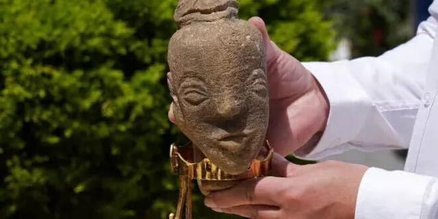 Un fermier palestinian a găsit o sculptură rară în piatră veche de 4.500 de ani în timp ce își lucra pământul în sudul Gazei.