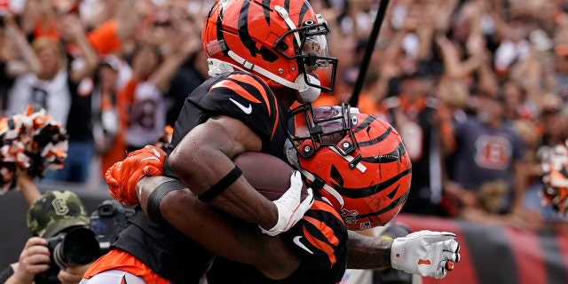 Steelers' Chris Boswell kicks game-winning field goal after Bengals come back 6 Cincinnati Bengals wide receiver Ja'Marr Chase, left, celebrates with running back Joe Mixon, right, after a touchdown reception by Chase during the second half of an NFL football game against the Pittsburgh Steelers, Sunday, Sept. 11, 2022, in Cincinnati.