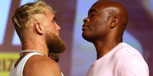 Jake Paul y Anderson SIlva se enfrentan durante una conferencia de prensa de Jake Paul vs. Anderson Silva en NeueHouse Hollywood el 12 de septiembre de 2022 en Hollywood, California.