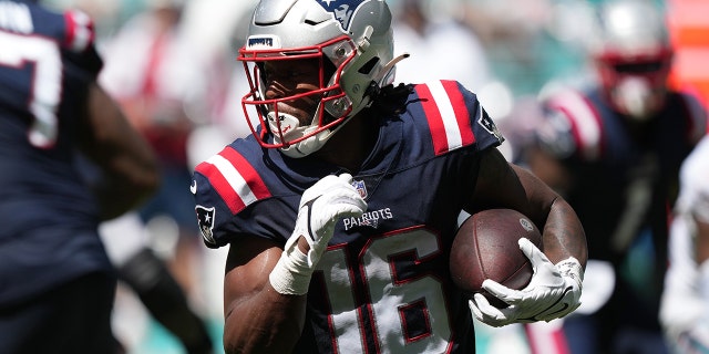 Jakobi Meyers de los New England Patriots corre el balón en el último cuarto de un partido contra los Miami Dolphins en el Hard Rock Stadium el 11 de septiembre de 2022 en Miami Gardens, Florida. 