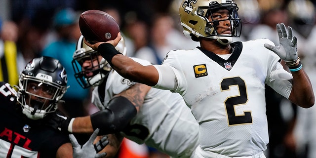 Il quarterback dei New Orleans Saints Jameis Winston lavora in tasca contro i Falcons, domenica 11 settembre 2022, ad Atlanta.