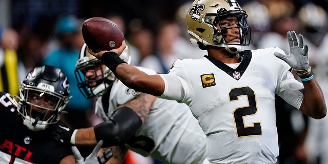 Il quarterback dei New Orleans Saints Jameis Winston lavora in tasca contro i Falcons, domenica 11 settembre 2022, ad Atlanta.