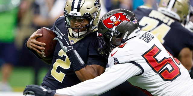 Le secondeur des New Orleans Saints Jameis Winston est limogé par le secondeur des Buccaneers de Tampa Bay Lavonte David lors de la première moitié d'un match de football de la NFL à la Nouvelle-Orléans, le dimanche 18 septembre 2022.