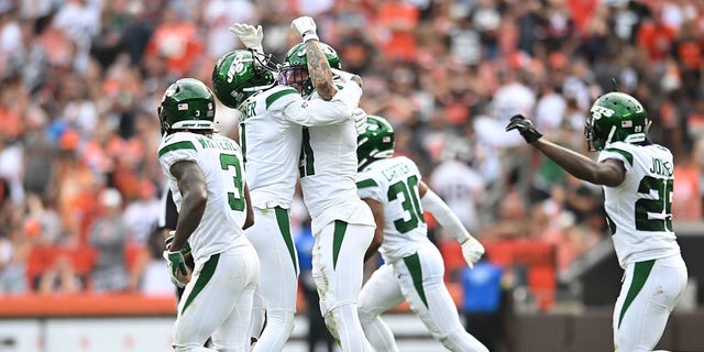 New York Jets'ten Sauce Gardner (1) ve Ashtyn Davis (21) 18 Eylül 2022'de Cleveland'daki FirstEnergy Stadyumu'nda Cleveland Browns'ı 31-30 yendikten sonra kutlama yapıyor.
