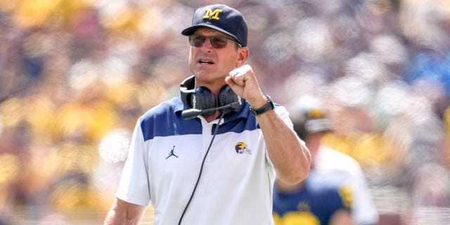 El entrenador en jefe Jim Harbaugh de los Michigan Wolverines lanza un puñetazo contra los Colorado State Rams durante la primera mitad en el Michigan Stadium el 3 de septiembre de 2022 en Ann Arbor, Michigan.