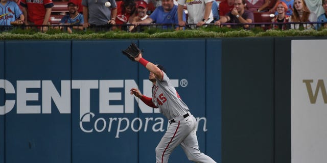 Joey Meneses des Nationals de Washington attrape un ballon volant lors d'un match contre les Cardinals de St. Louis au Busch Stadium de St. Louis le 6 septembre 2022.