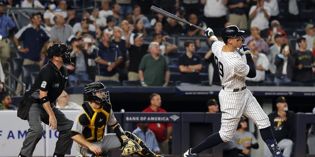 آرون جادج # 99 من نيويورك يانكيز هو الآن سادس شخص في تاريخ MLB يصل إلى 60 هومرز في موسم واحد.